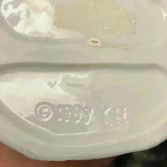 Porcelain figurine of a clown holding balloons, with a  dog sitting on a box - Picture 5 of 14